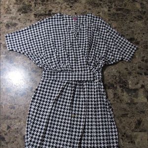 VINCE CAMUTO SZ 2 black and White dress